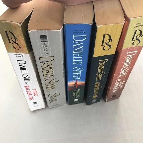 5 Danielle Steel Novels Plus a Bonus Gift - Picture 4 of 10